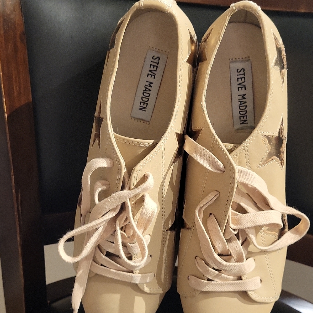 Steve Madden Beige Star Sneakers